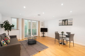 Skyvillion - Station Road Apartment with Balcony & Parking, Barnet